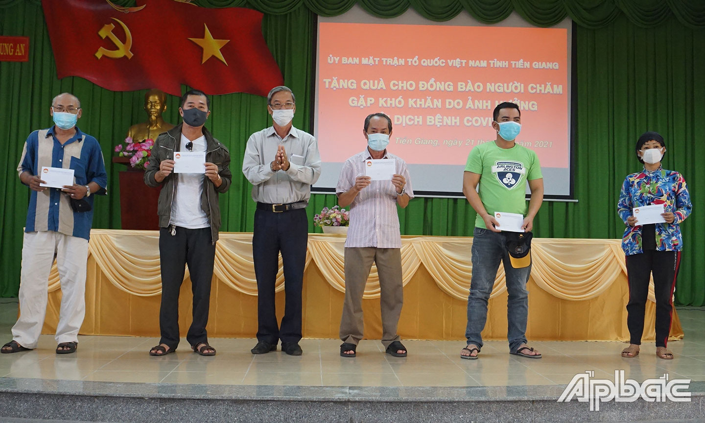 Ủy ban MTTQ tỉnh Tiền Giang tặng quà cho đồng bào người Chăm gặp khó khăn do ảnh hưởng bởi dịch Covid -19 trên địa bàn  TP. Mỹ Tho.