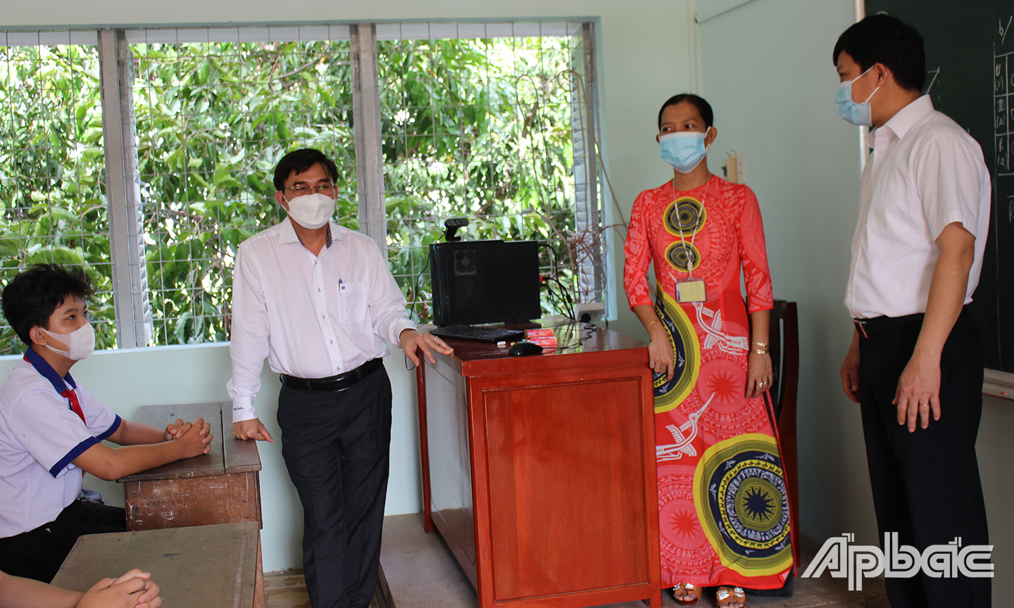Đồng chí Nguyễn Văn Mười cùng lãnh đạo ngành Giáo dục trao đổi với giáo viên  Trường THCS Phú Đông. 