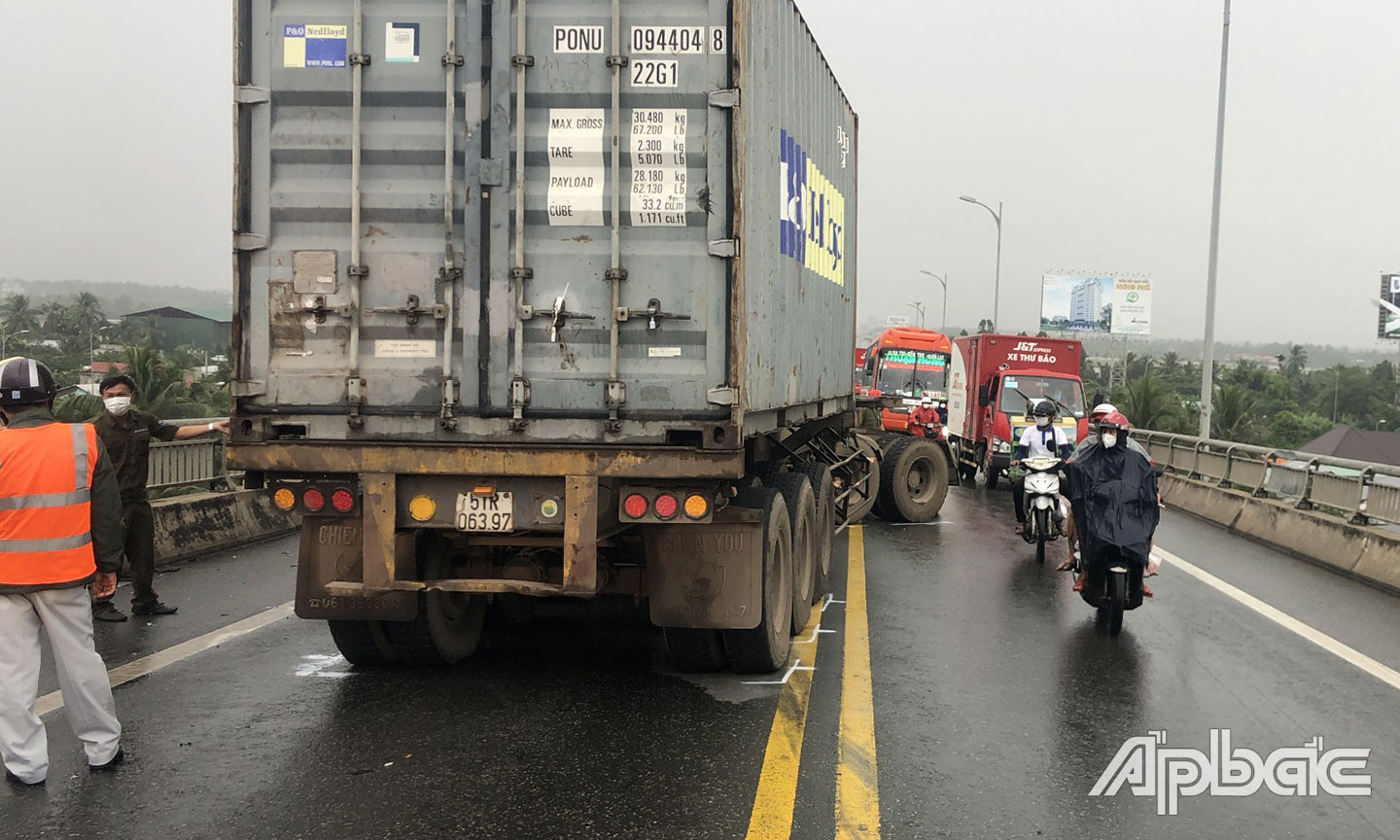 Phương tiên di chuyển chậm khi qua cầu.