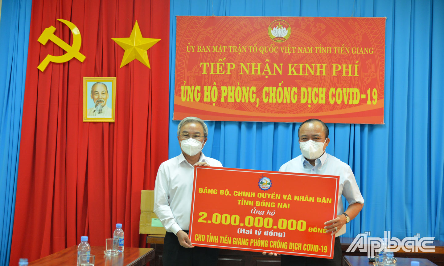 Chủ tịch Ủy ban MTTQ Việt Nam tỉnh Tiền Giang Nguyễn Chí Trung tiếp nhận 2 tỷ đồng ủng hộ phòng, chống dịch Covid-19 của Đảng bộ, chính quyền và nhân dân tỉnh Đồng Nai. Ảnh: PHƯƠNG MAI.