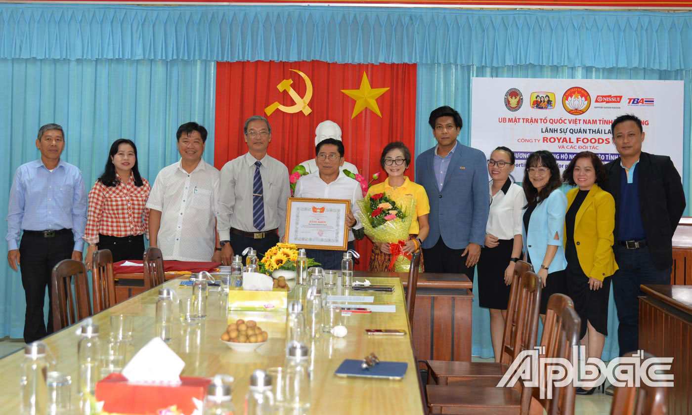 Công ty TNHH Royal Foods Việt Nam trao Bảng tượng trưng tặng 10.000 phần quà cho Ủy ban MTTQ tỉnh. Đồng thời, Ủy ban MTTQ tỉnh cũng đã tặng Bằng khen cho Tổng Giám đốc Công ty TNHH Royal Foods Việt Nam Mongkol Banthrarungroj.