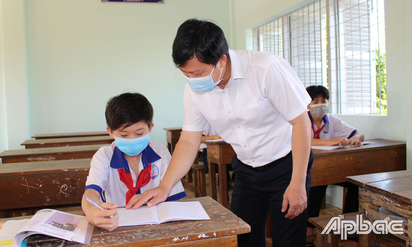Tiến sĩ Lê Quang Trí thăm, động viên  học sinh ở Trường THCS Phú Đông, huyện Tân Phú Đông.