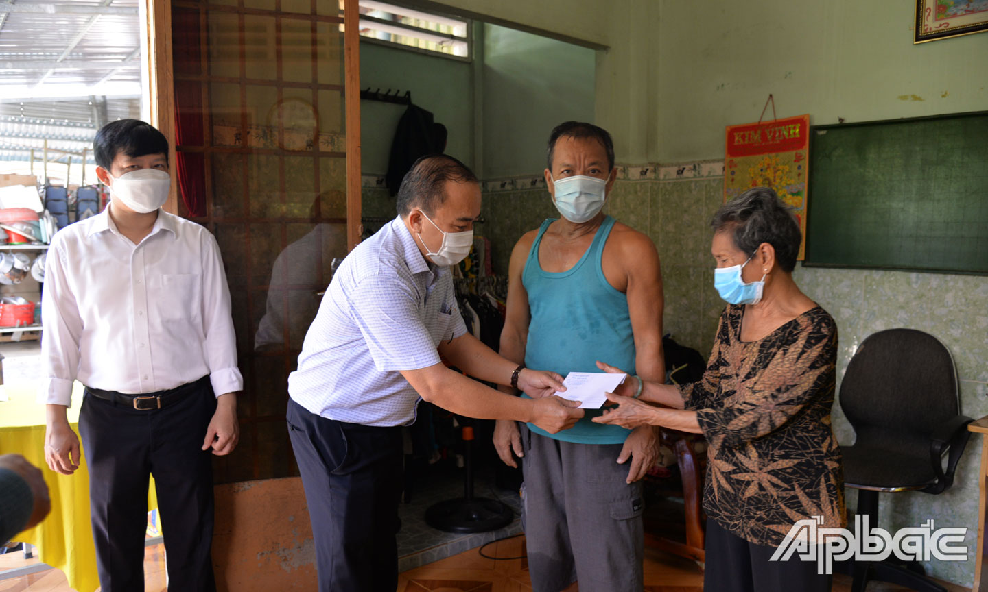 Thông qua Ủy ban MTTQ các cấp trong tỉnh, những phần quà được trao tận tay những hoàn ảnh gặp khó khăn do đại dịch Covid-19.