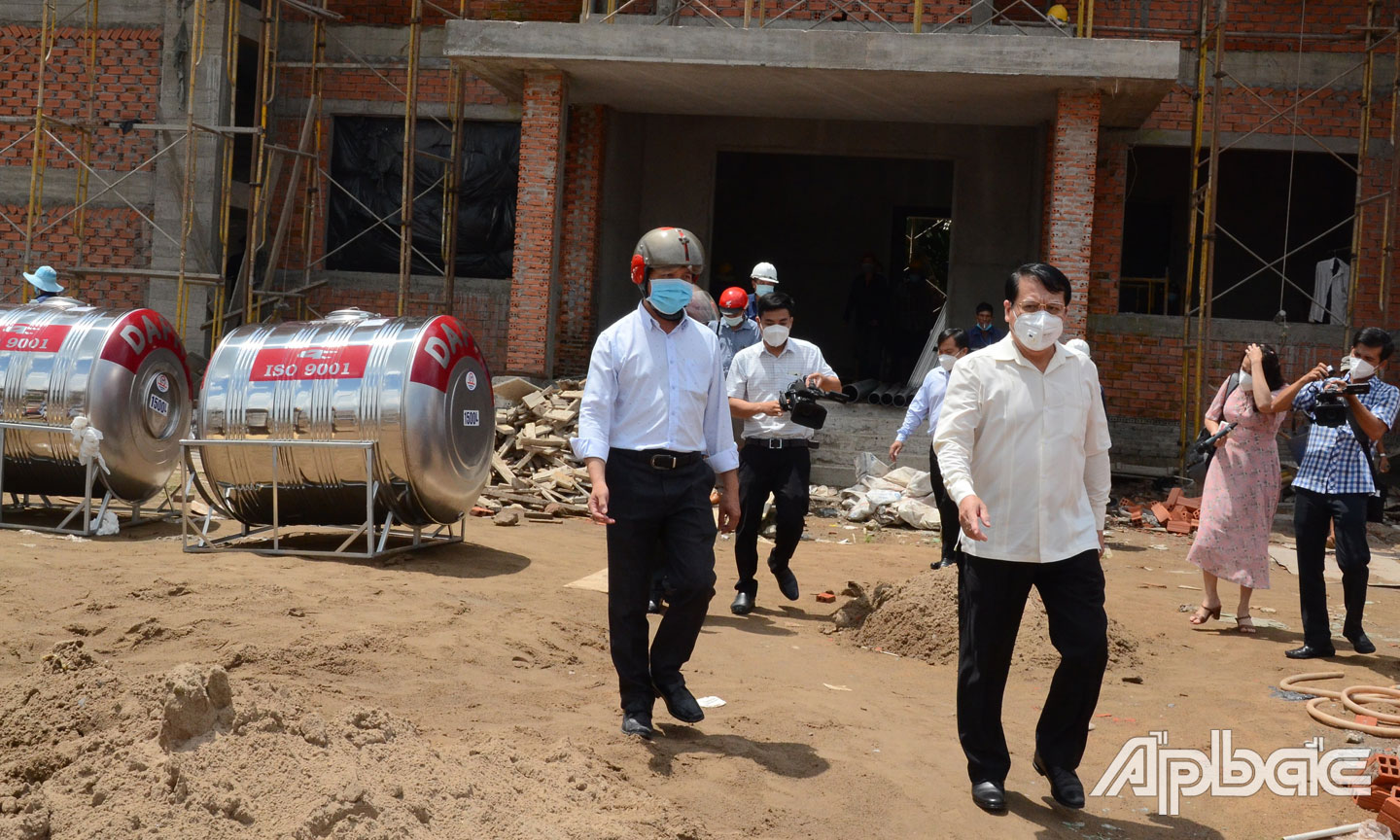 Các công trình xây dựng cơ bản của huyện Gò Công Tây dự kiến sẽ hoàn thành vào giữa tháng 12-2021.  Trong ảnh: Phó Chủ tịch UBND tỉnh Phạm Văn Trọng kiểm tra công trình xây dựng NTM trên địa bàn huyện Gò Công Tây.