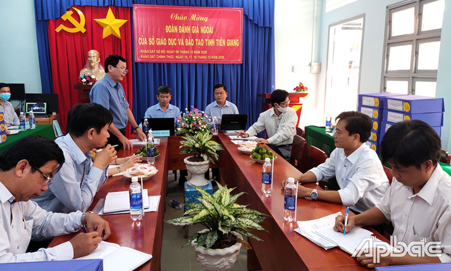 Đoàn đánh giá ngoài của Sở Giáo dục và Đào tạo làm việc tại Trường THCS Nhị Quý.