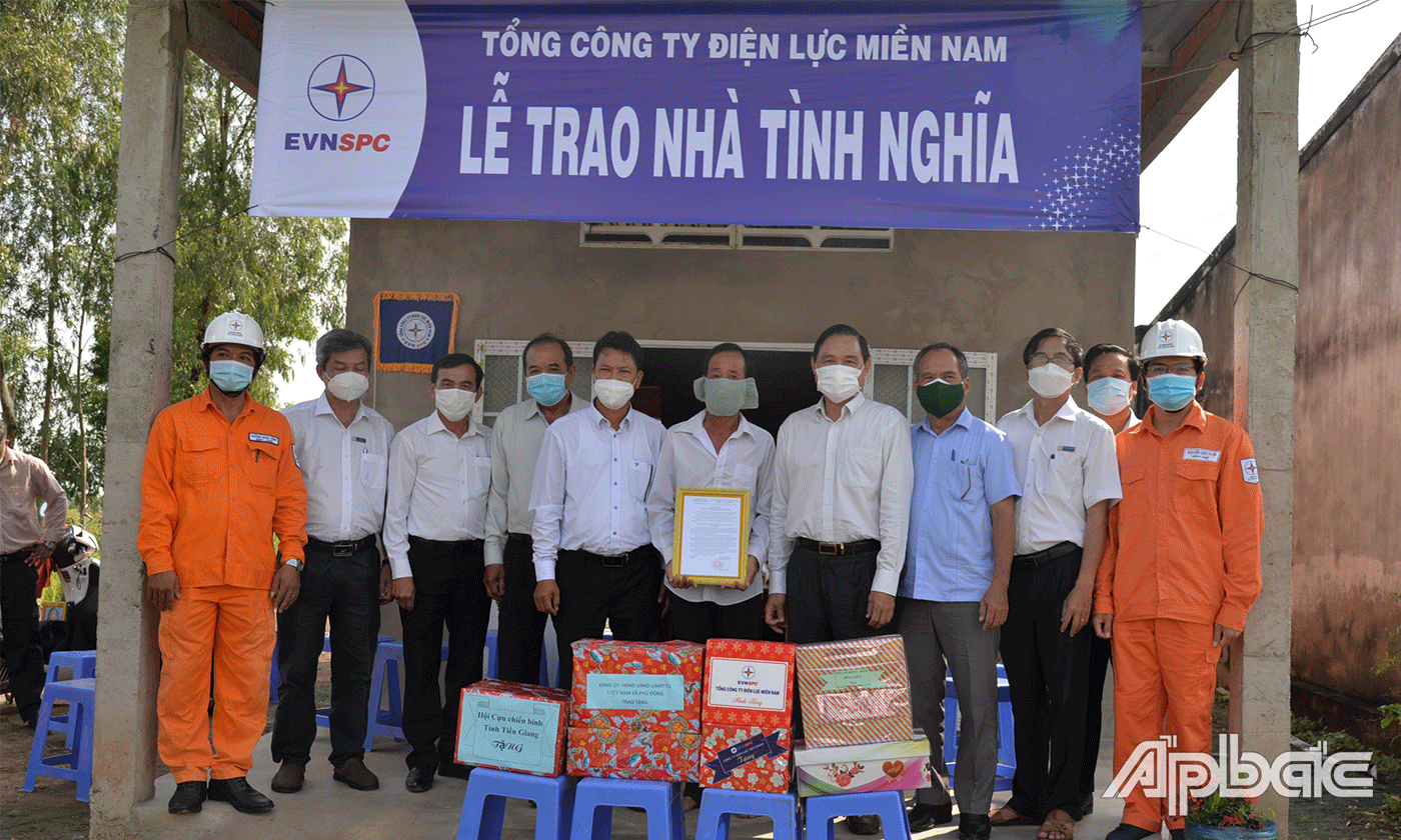 Bàn giao cho gia đình ông Nguyễn Văn Dàng là cựu chiến binh ở ấp Gãnh, xã Phú Đông, huyện Tân Phú Đông
