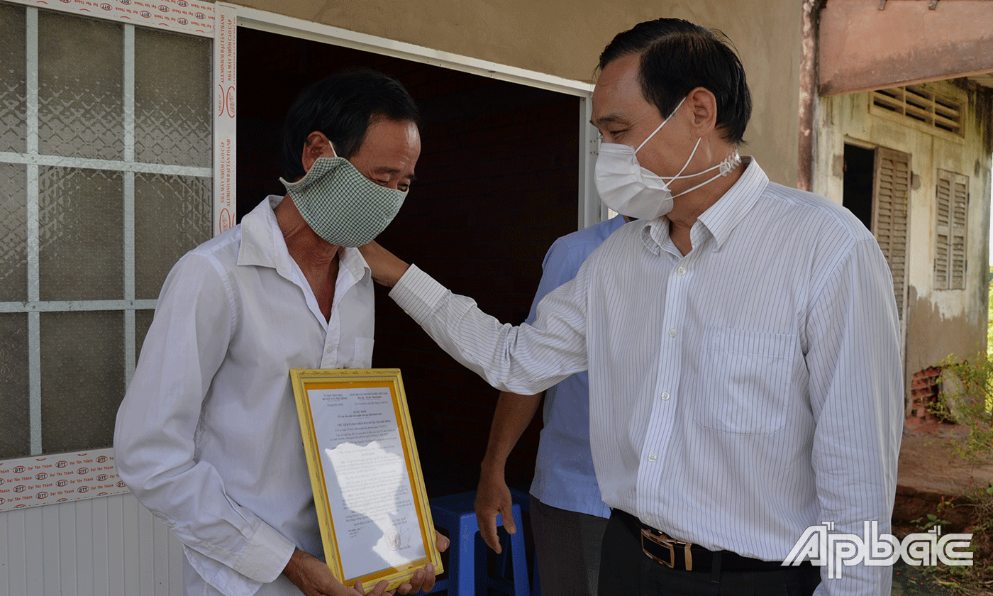 ông Nguyễn Văn Hợp, Chủ tịch Hội đồng thành viên, Tổng Công ty Điện lực miền Nam thăm hỏi, chúc mừng ông Dàng.