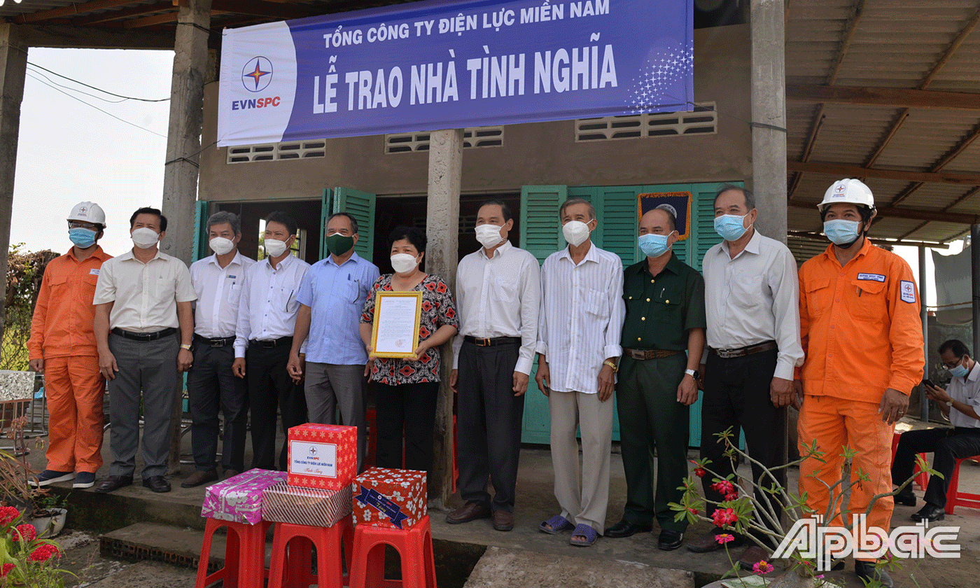 trao cho gia đình bà Huỳnh Thị Xệ, là con liệt sĩ, ngụ ấp Bãi Bùn, xã Phú Thạnh, huyện Tân Phú Đông