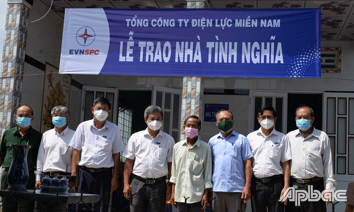 trao cho gia đình ông Phan Văn Đực, là cựu chiến binh ngụ ấp Đèn Đỏ, xã Tân Thành, huyện Gò Công Đông.