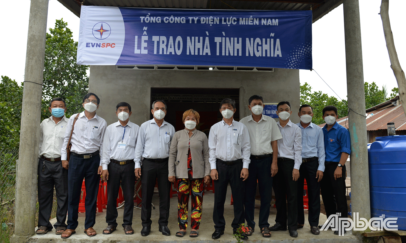 cho gia đình bà Nguyễn Thị Bảy, thờ cúng liệt sĩ, ngụ ấp 2, xã Mỹ Thành Bắc, huyện Cai Lậy.