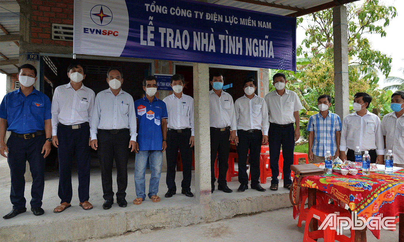 cho gia đình ông Đoàn Văn Chiến, con liệt sĩ, ngụ ấp Tân Bình 2, xã Tân Thuận Bình, huyện Chợ Gạo.