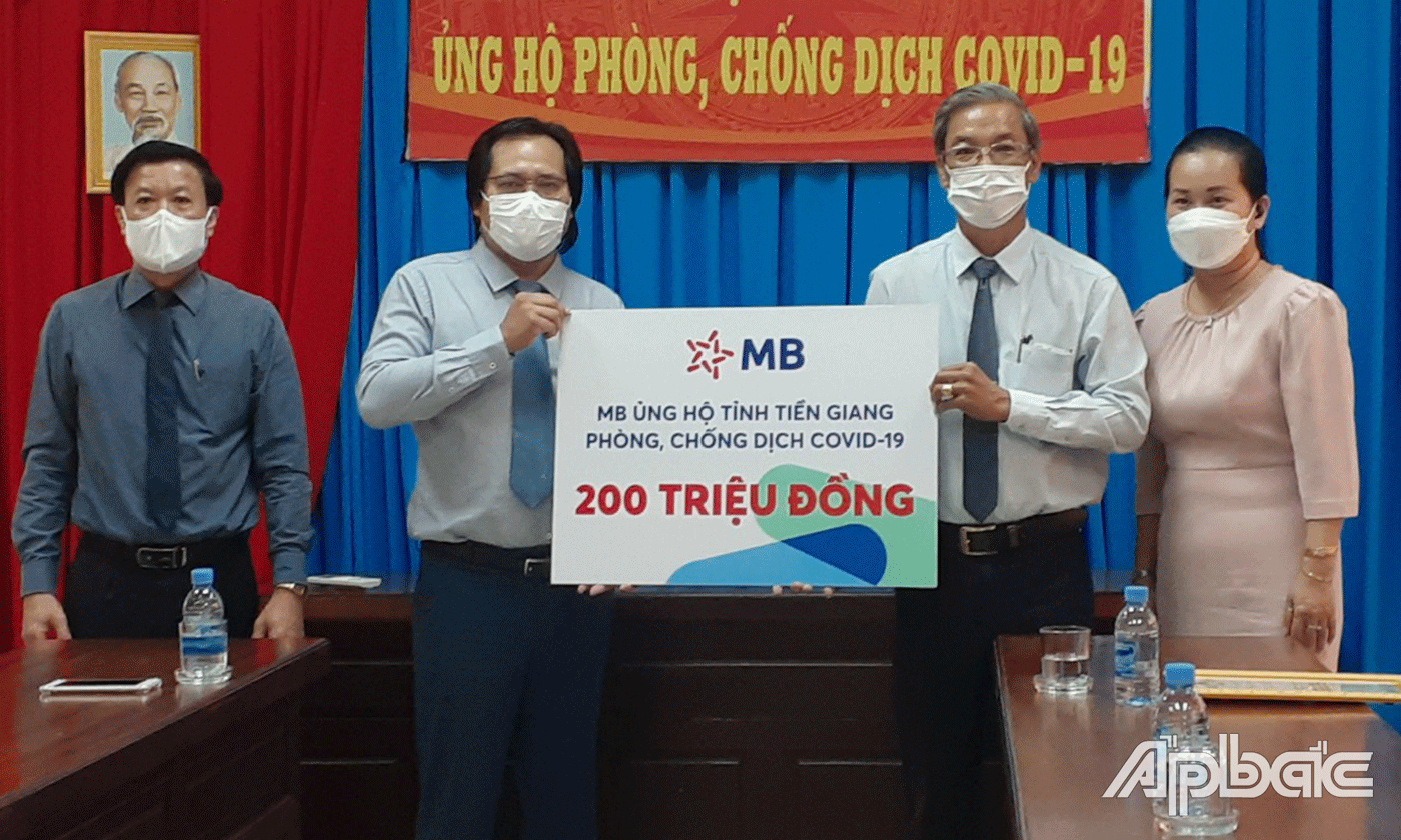 MB Bank chi nhánh Tiền Giang trao bảng tượng trưng 200 triệu đồng ủng hộ Qũy phòng, chống Covid-19.