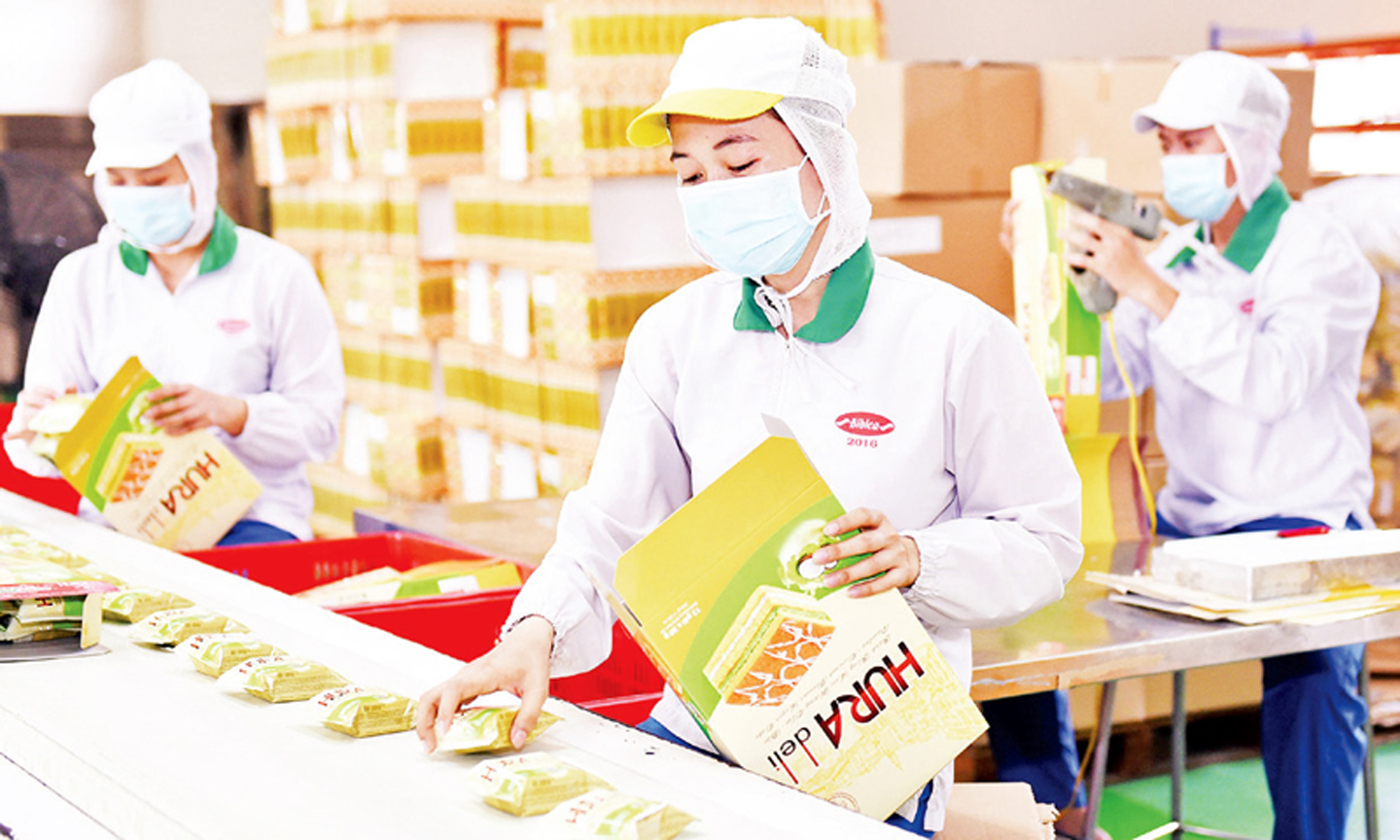 Công nhân Công ty cổ phần Bibica đóng gói sản phẩm phục vụ hàng Tết (Ảnh minh họa: Phương Vy).