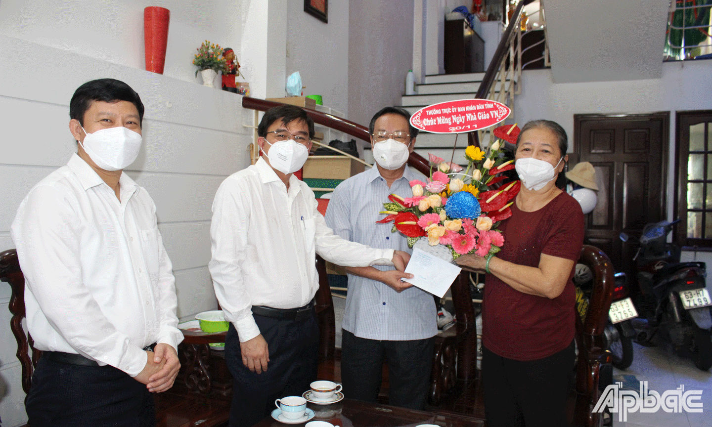 Lãnh đạo tỉnh, lãnh đạo ngành giáo dục thăm thầy Phan Văn Hà, nguyên Phó Chủ tịch UBND tỉnh, nguyên Gi ám đốc Sở GD-ĐT. 