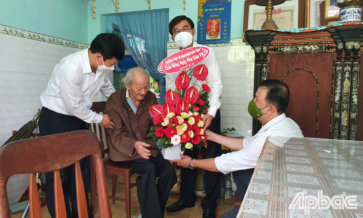Lãnh đạo tỉnh, lãnh đạo ngành giáo dục thăm, chúc sức khỏe thầy Trương Nam Thắng nguyên Gi ám đốc Sở GD-ĐT. 