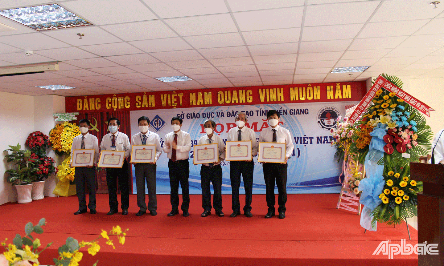Tiến sĩ Lê Quang Trí, Gi ám đốc Sở GD-ĐT trao tặng Giấy khen cho các phòng chuyên môn với thành tích hoàn thành tốt nhiệm vụ. . 