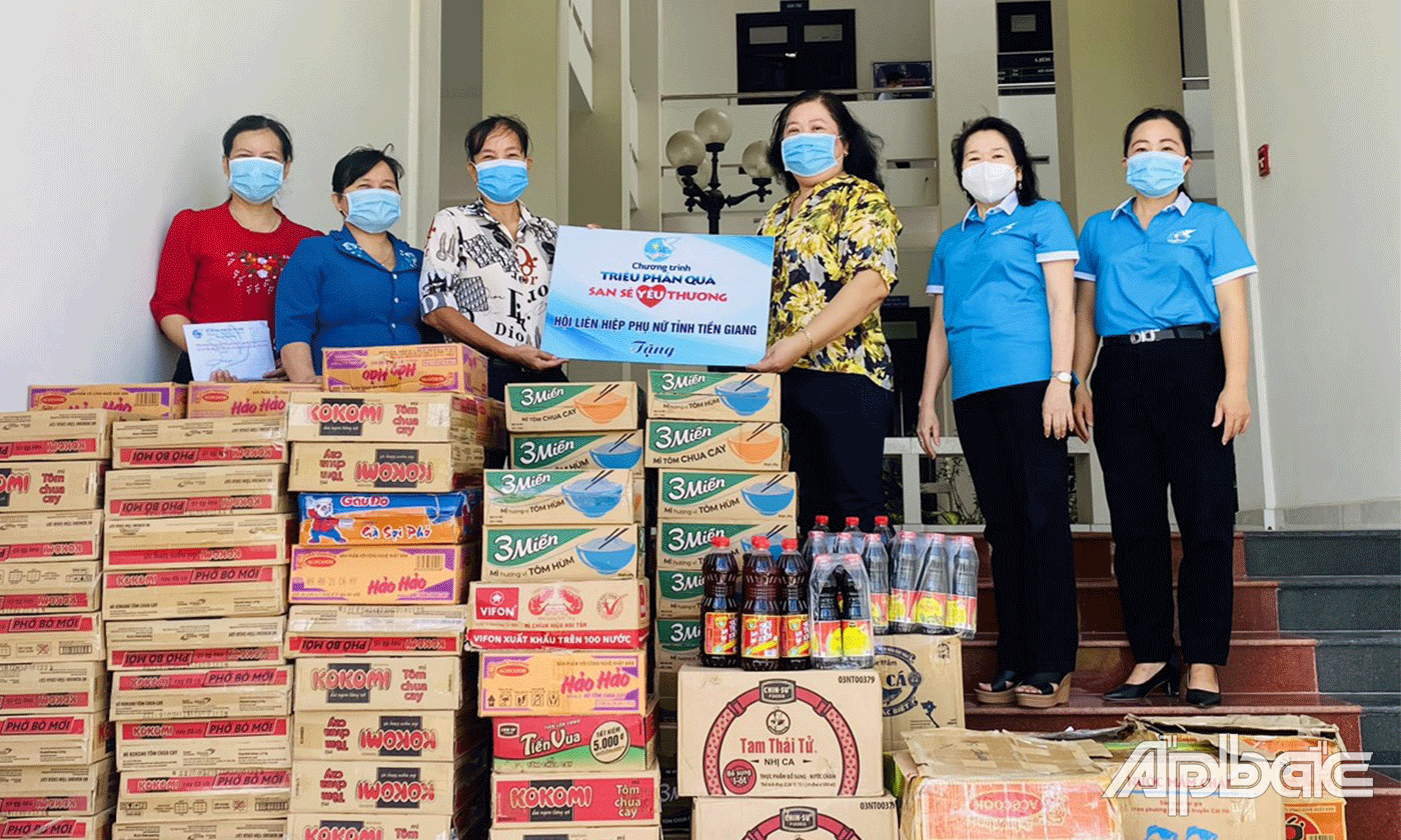 Trao đại diện 300 phần quà cho hội viên phụ nữ của TX. Cai Lậy, huyện Cai Lậy và Tân Phước.