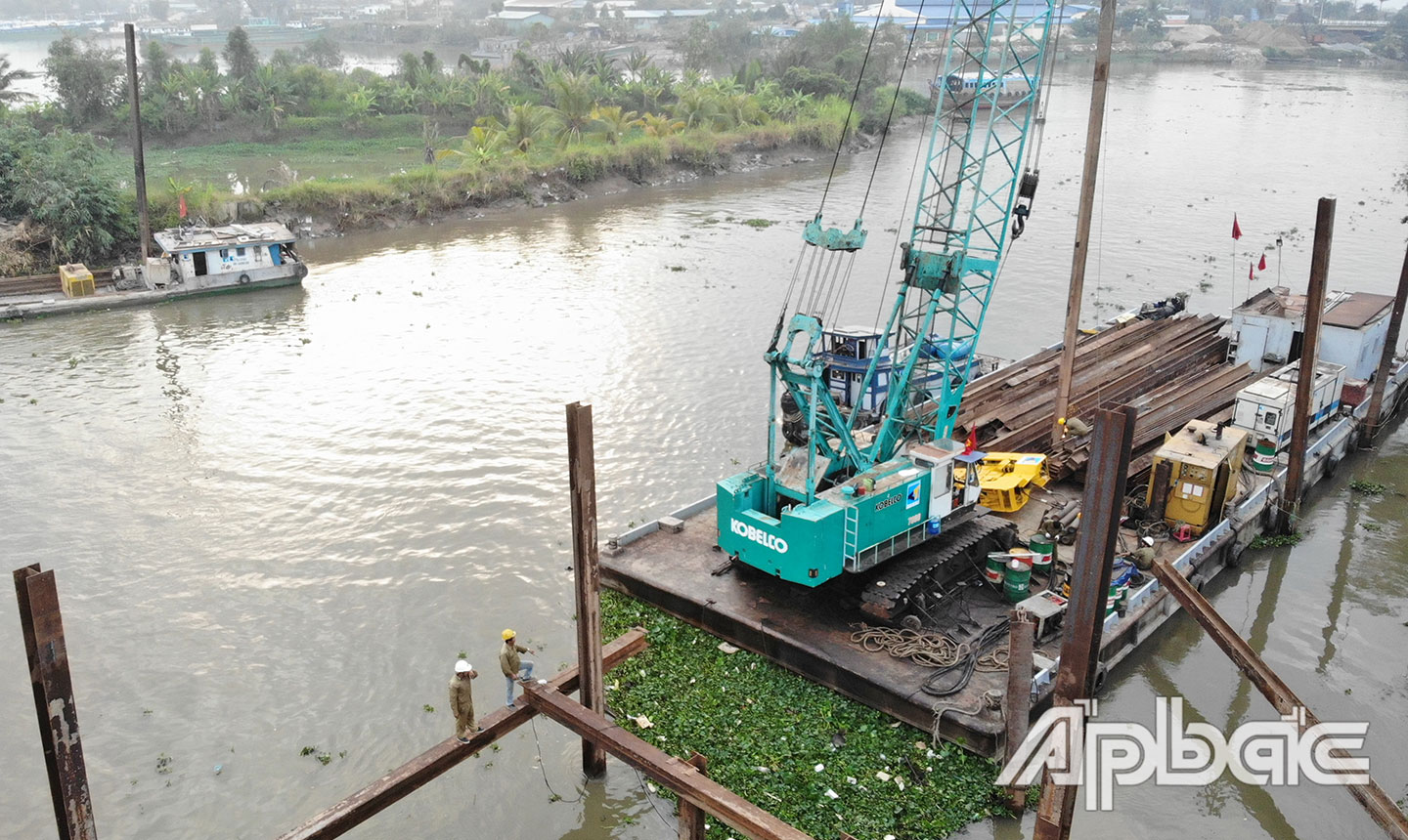 Tỉnh đang chủ động chuẩn bị triển khai các công trình phòng, chống hạn, mặn trong mùa khô tới. Trong ảnh: Thi công đập thép ngăn mặn, trữ ngọt trên kinh Nguyễn Tấn Thành vào đầu năm 2021.