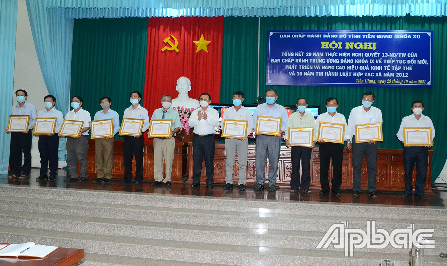 HTX Vận tải Tân Phước (thứ 2 từ phải qua) nhận Bằng khen của Ban Thường vụ Tỉnh ủy Tiền Giang đã có thành tích xuất xắc trong thực hiện Nghị quyết 13 Ban Chấp hành Trung ương Đảng khóa IX.