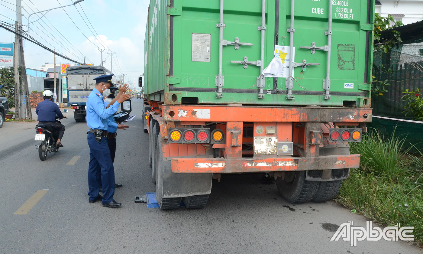 Lực lượng Thanh tra GT-VT tỉnh kiểm tra tải trọng phương tiện.