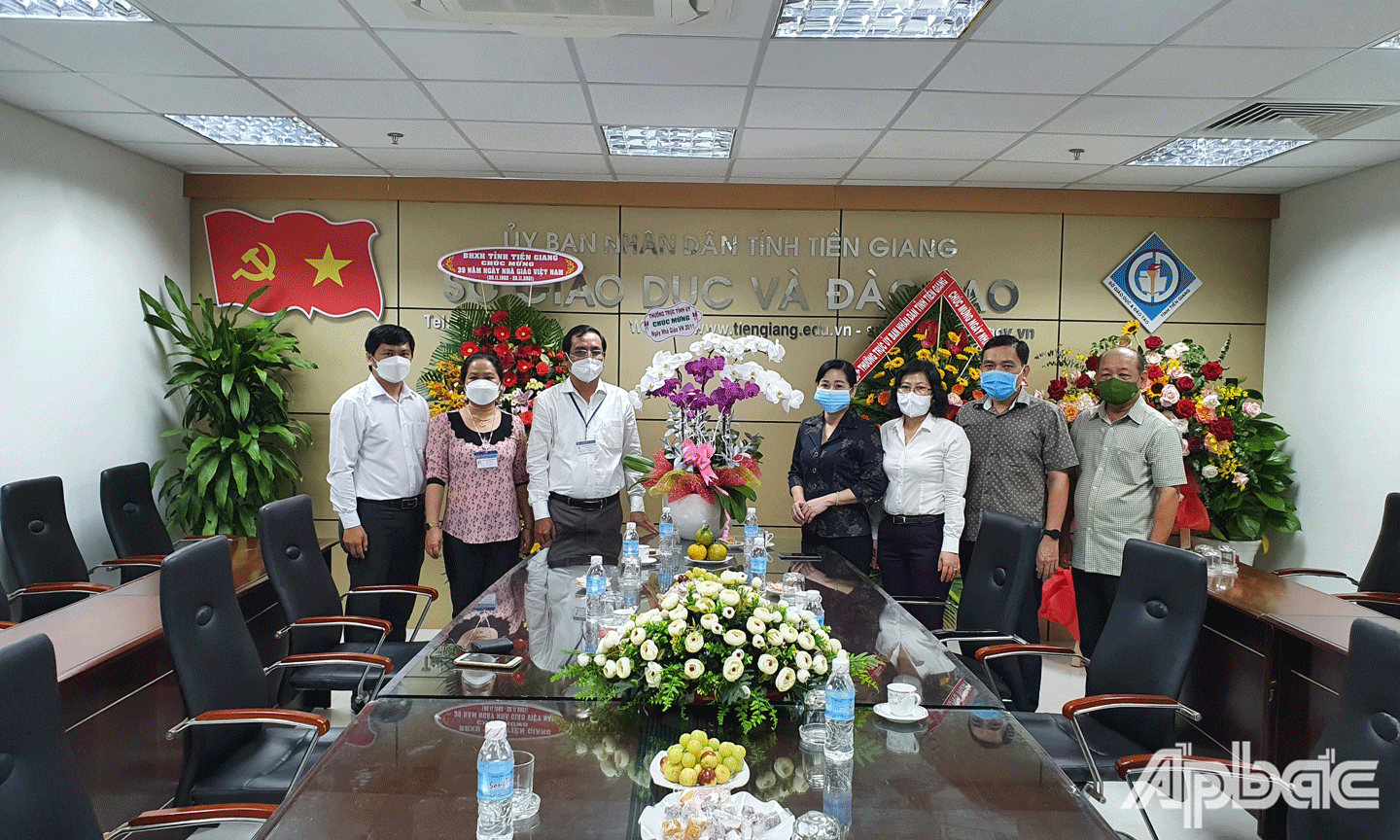 Các đồng chí lãnh đạo chúc mừng ngành giáo dục nhân ngày 20-11. 
