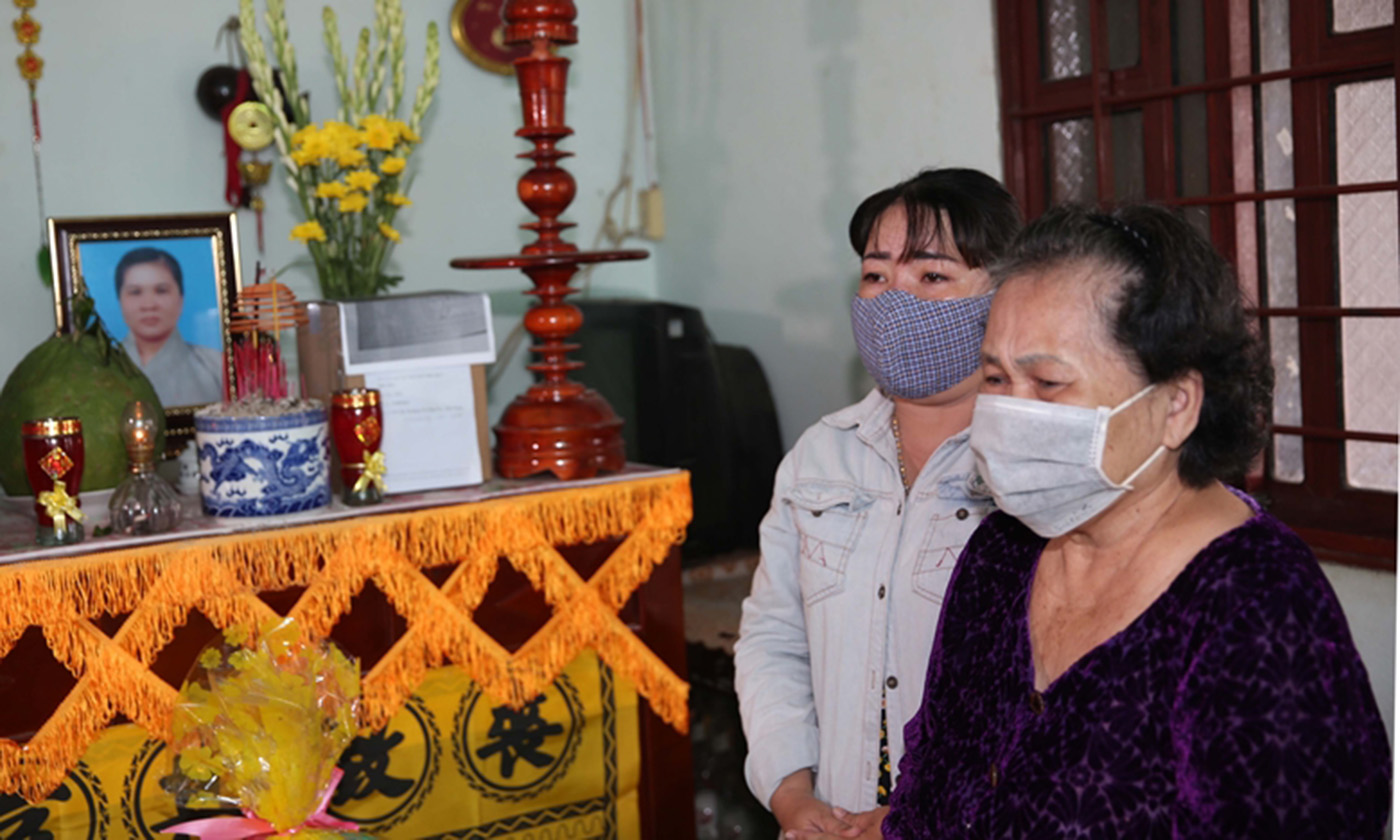 Người mẹ bần thần đã khóc cạn nước mắt sau bao ngày chờ mong người con gái gặp nạn “trở về”