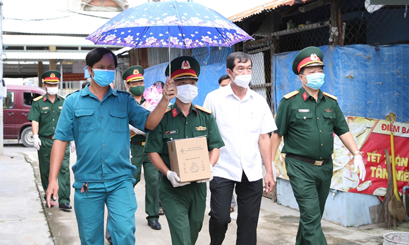 án bộ Bộ Chỉ huy Quân sự tỉnh Tiền Giang và đại biểu lãnh đạo chính quyền địa phương huyện Gò Công Đông, tỉnh Tiền Giang tới bàn giao tro cốt, thăm hỏi động viên thân nhân gia đình nạn nhân COVID-19 trên địa bàn 