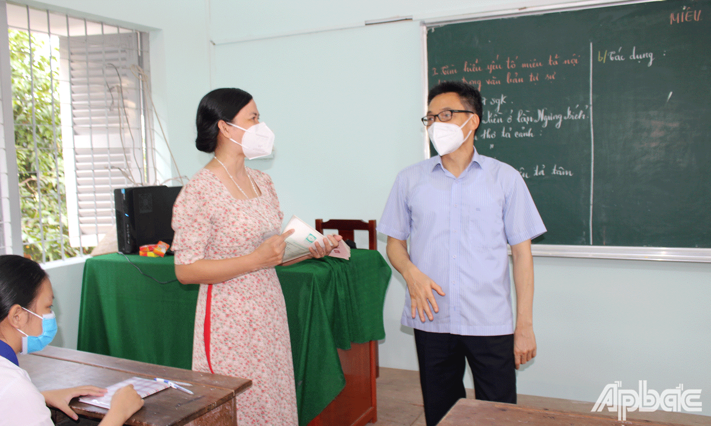 Phó Thủ tướng Vũ Đức Đam chia sẻ với với giáo viên những kinh nghiệm khi dạy học trực tiếp. 