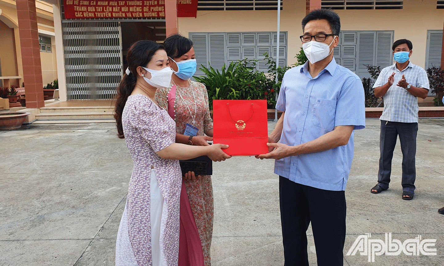 Phó Thủ tướng Vũ Đức Đam tặng quà lưu niệm cho lãnh đạo Trường THCS Phú Đông. 