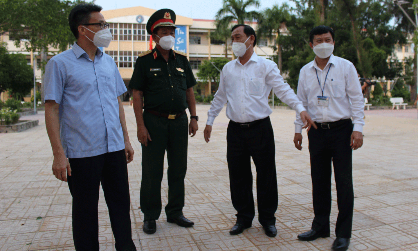 Phó Thủ tướng Vũ Đức Đam trao đổi với lãnh đạo tỉnh, lãnh đạo ngành giáo dục tỉnh Tiền Giang khi thăm Trường THPT Chợ Gạo. 