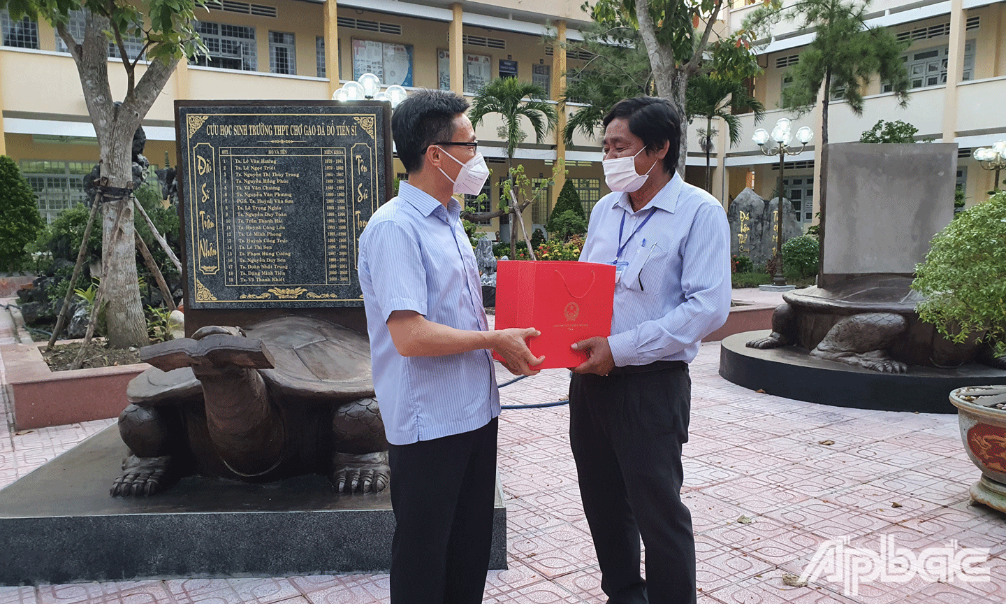 Phó Thủ tướng Vũ Đức Đam tặng quà lưu niệm cho lãnh đạo Trường THPT Chợ Gạo nhân kỷ niệm 60 năm thành lập trường.  