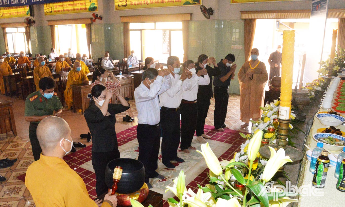 Lãnh đạo Ủy ban MTTQ tỉnh và các sở, ngành tỉnh dân hương tưởng niệm
