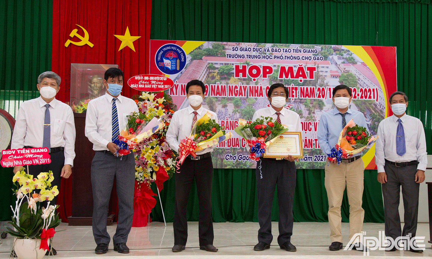 Trường THPT Chợ Gạo đón nhận Bằng khen của Bộ GD-ĐT. 
