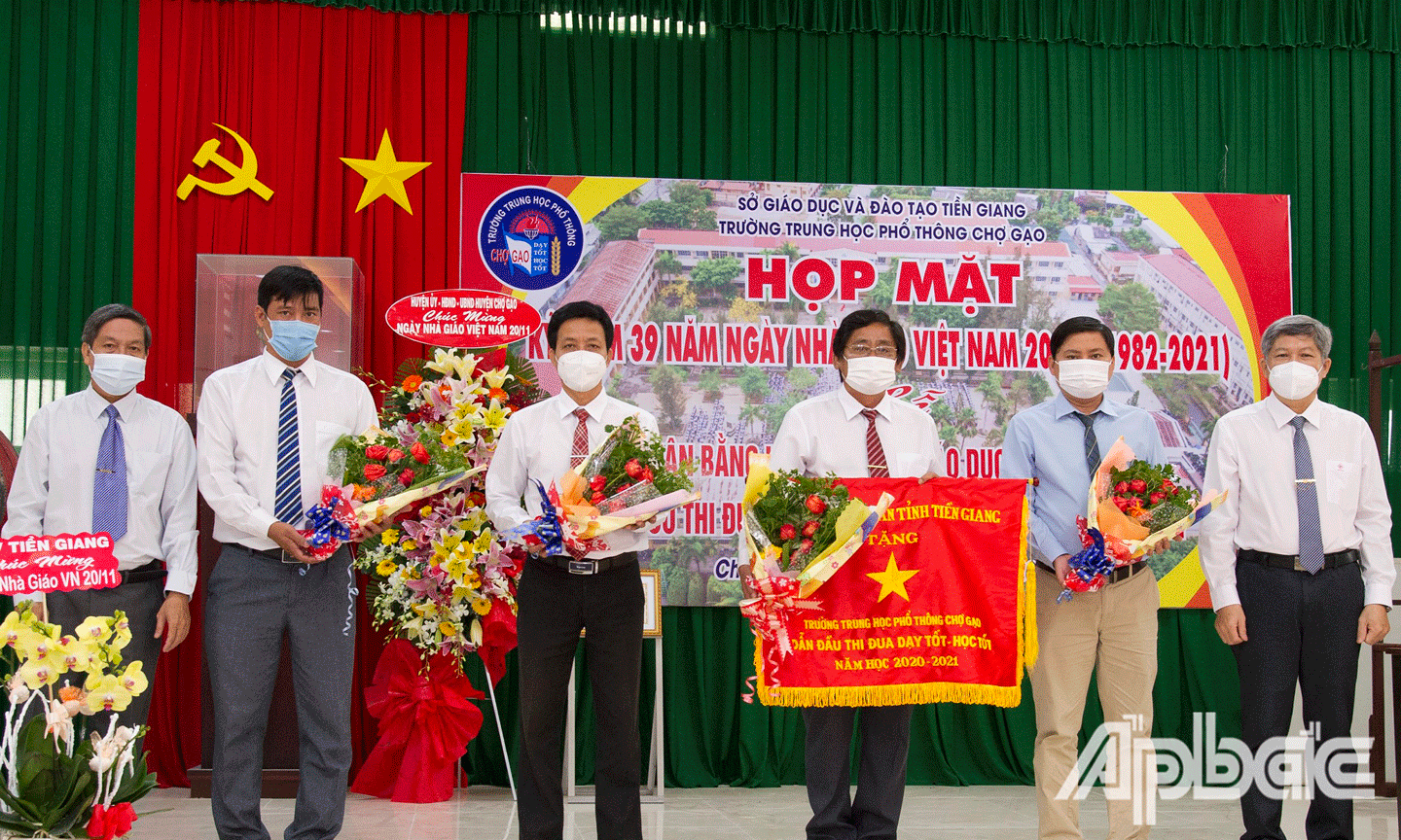 Trường THPT Chợ Gạo đón nhận Cờ thi đua của UBND tỉnh Tiền Giang.  