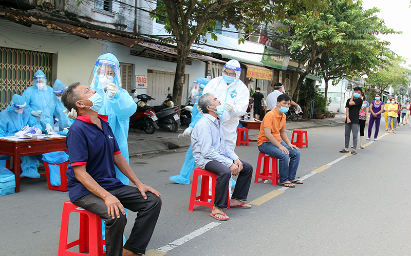 Xét nghiệm sàng lọc cộng đồng ở TP Vĩnh Long (tỉnh Vĩnh Long).