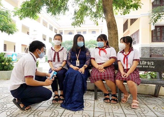 Đẹp nhất là những năm tháng học trò, được thầy cô dìu dắt dưới mái trường thân thương. Ảnh: HOÀNG HÙNG