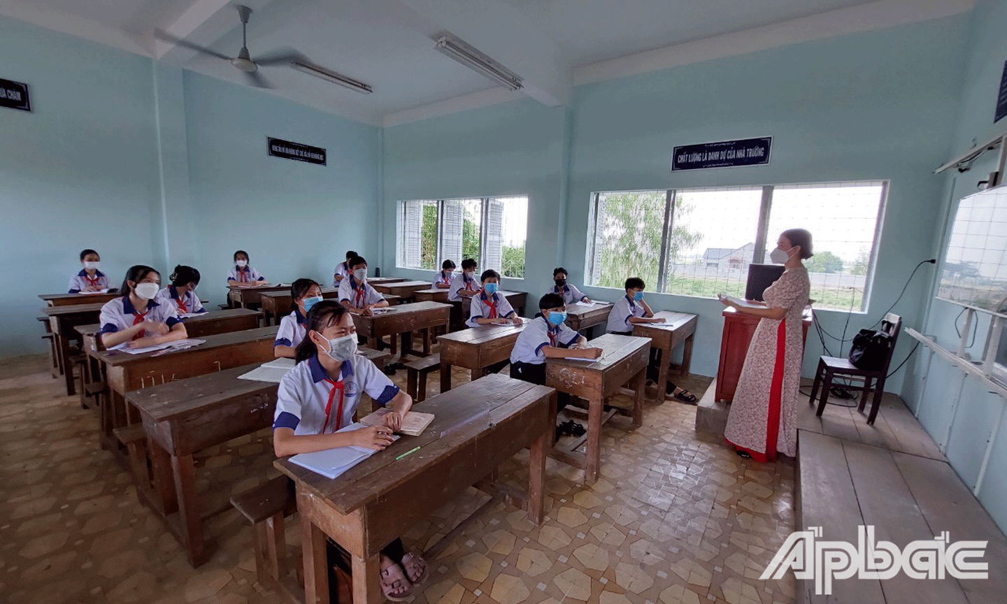 Ngành giáo dục tỉnh nhà đã có nhiều nỗ lực trong việc cho học sinh lớp 9 và 12 trở lại trường. 