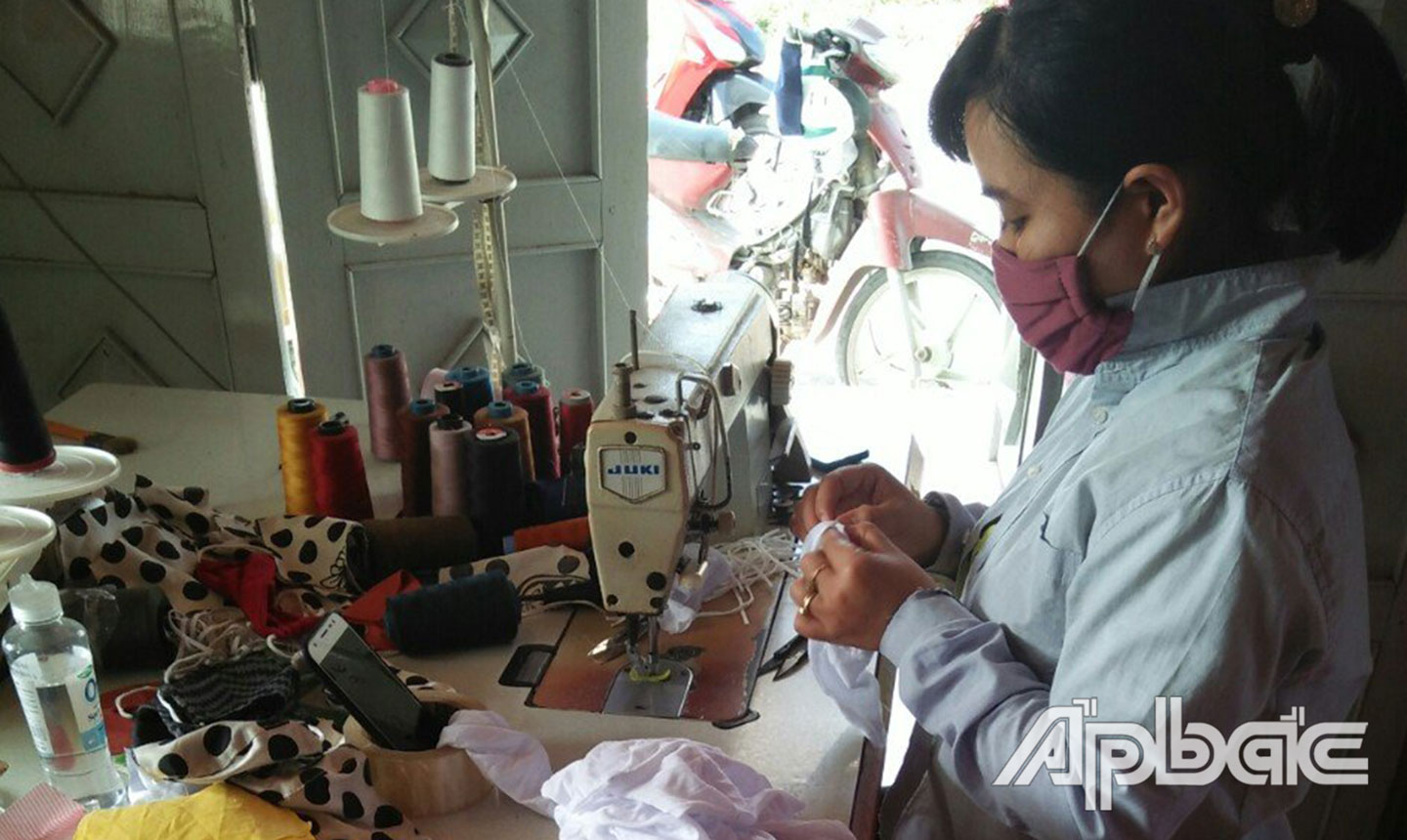 Chi hội Phụ nữ khu phố 2 may khẩu trang tặng người dân, chung tay phòng, chống dịch Covid-19.