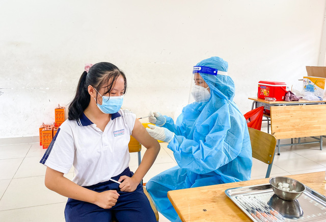 Tiêm vaccine phòng COVID-19 cho trẻ từ 12-17 tuổi tại Bình Dương Ảnh: Báo Bình Dương