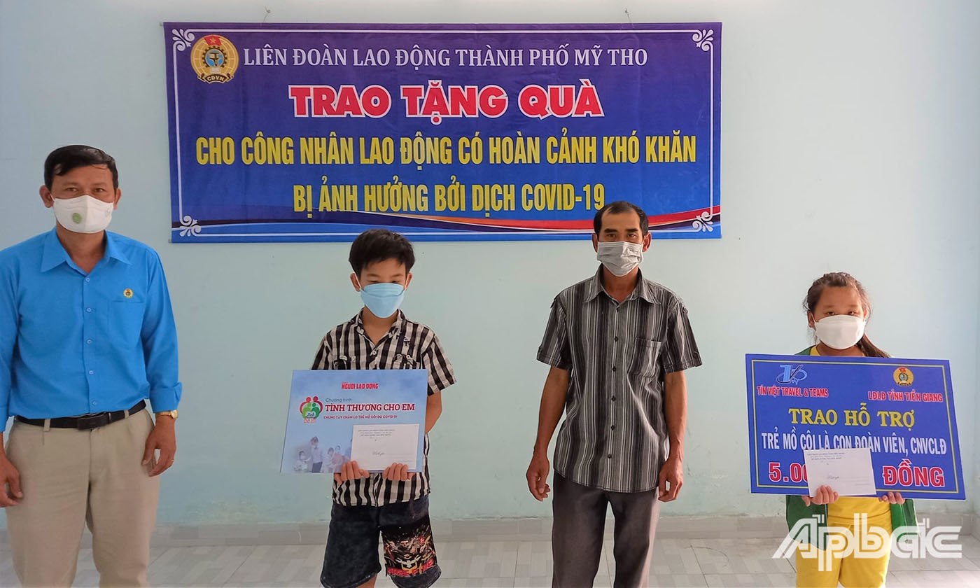 Phó Chủ tịch Liên đoàn Lao động tỉnh Tiền Giang cũng gửi lời cảm ơn đến Công ty TNHH TM Du Lịch & Sự kiện Tín Việt, Báo Người Lao động đã quan tâm đến những trẻ mồ côi cha, mẹ vì dịch bệnh Covid-19