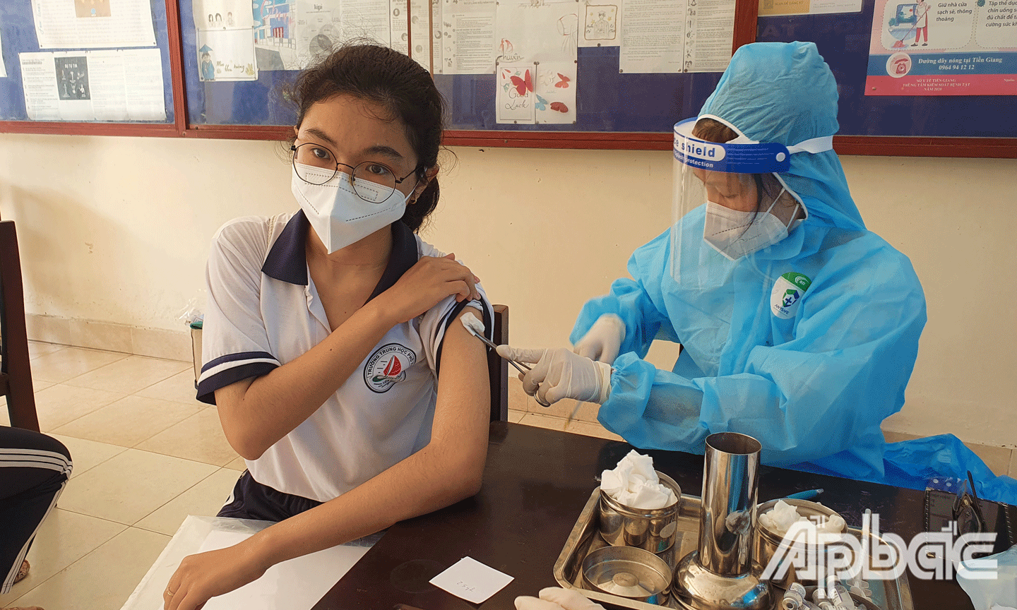 Học sinh Trường THPT Chuyên tiêm vắc xin. 