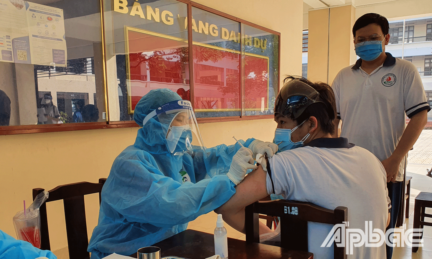 Học sinh nhà trường phấn khởi tiêm vắc xin. 
