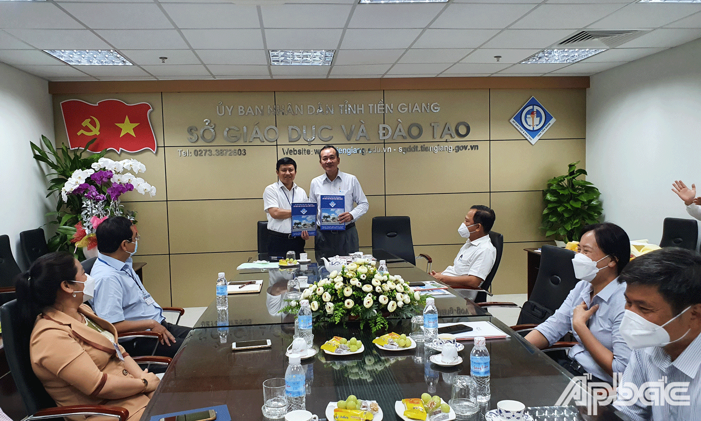 Lãnh đạo ngành giáo dục và lãnh đạo VNPT Tiền Giang ký kết. 