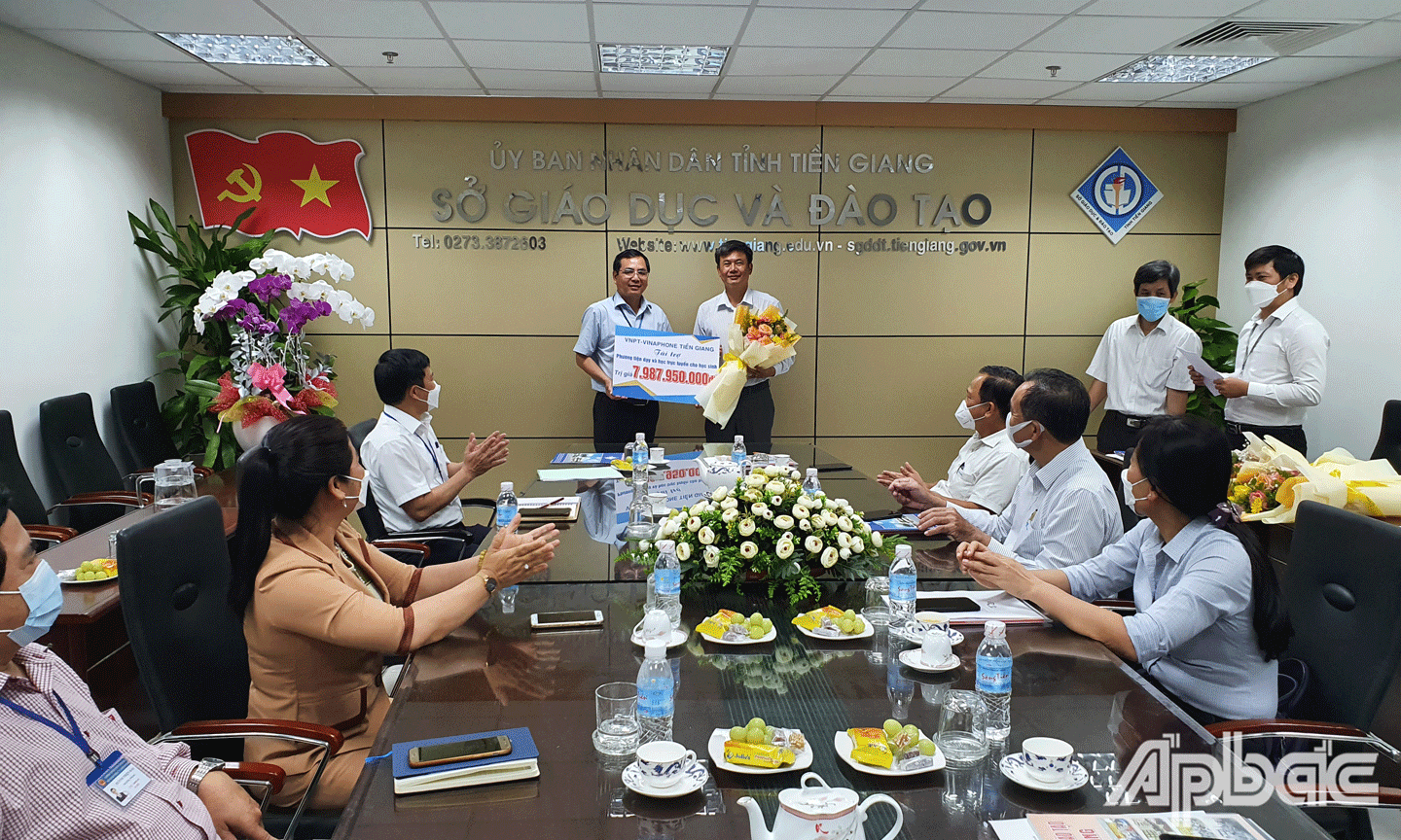 Nhà tài trợ trao bảng tượng trưng số tiền hỗ trợ. 