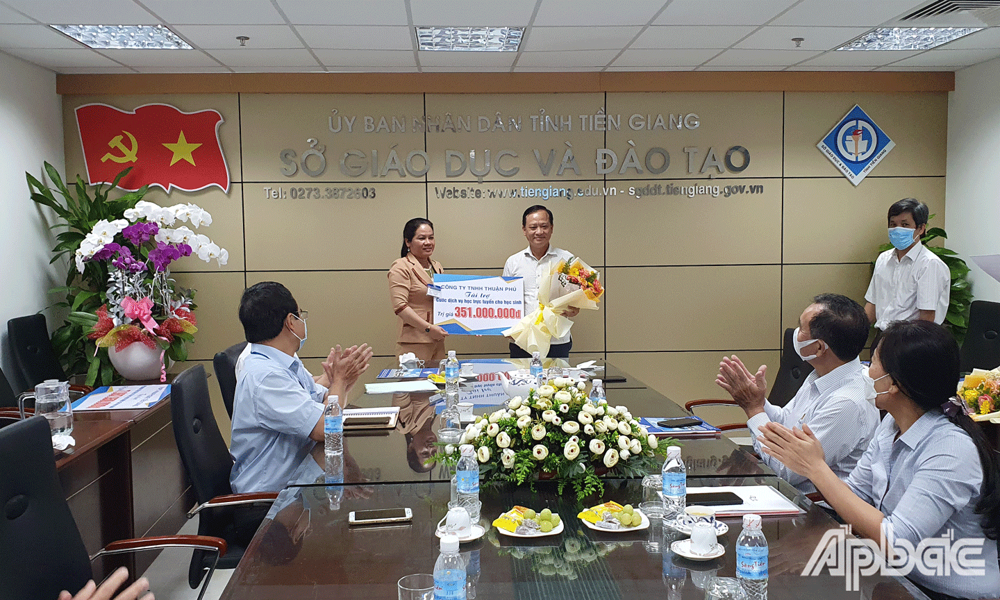 Nhà tài trợ trao bảng tượng trưng kinh phí hỗ trợ  thiết bị học tập trực tuyến cho học sinh có hoàn cảnh khó khăn. 