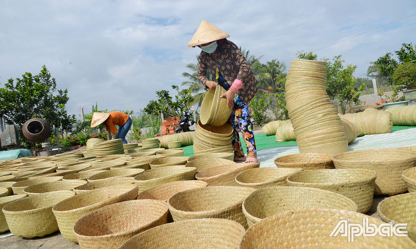 Cơ sở sản xuất giỏ bàng buông Liên Hên của chị Lai Thị Hên mỗi ngày sản xuất trên 1.000 sản phẩm