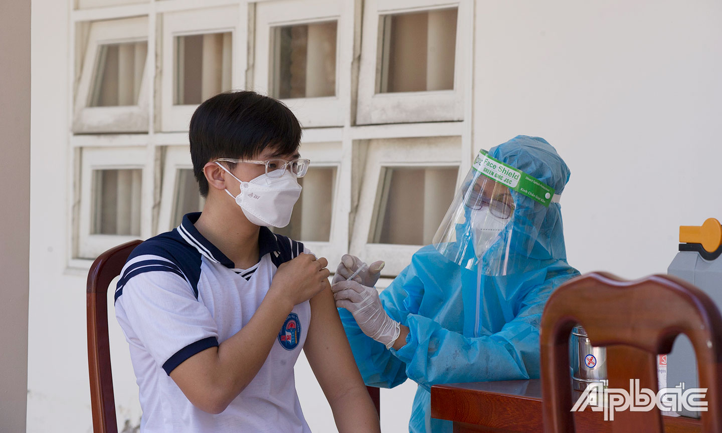 Tổ chức tiêm vắc xin Covid-19 cho học sinh tại Trường THPT Chợ Gạo. 