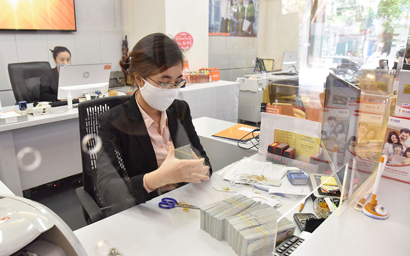 Các ngân hàng đẩy mạnh cung ứng vốn, góp phần hạn chế tín dụng đen. Ảnh: TRẦN HẢI 
