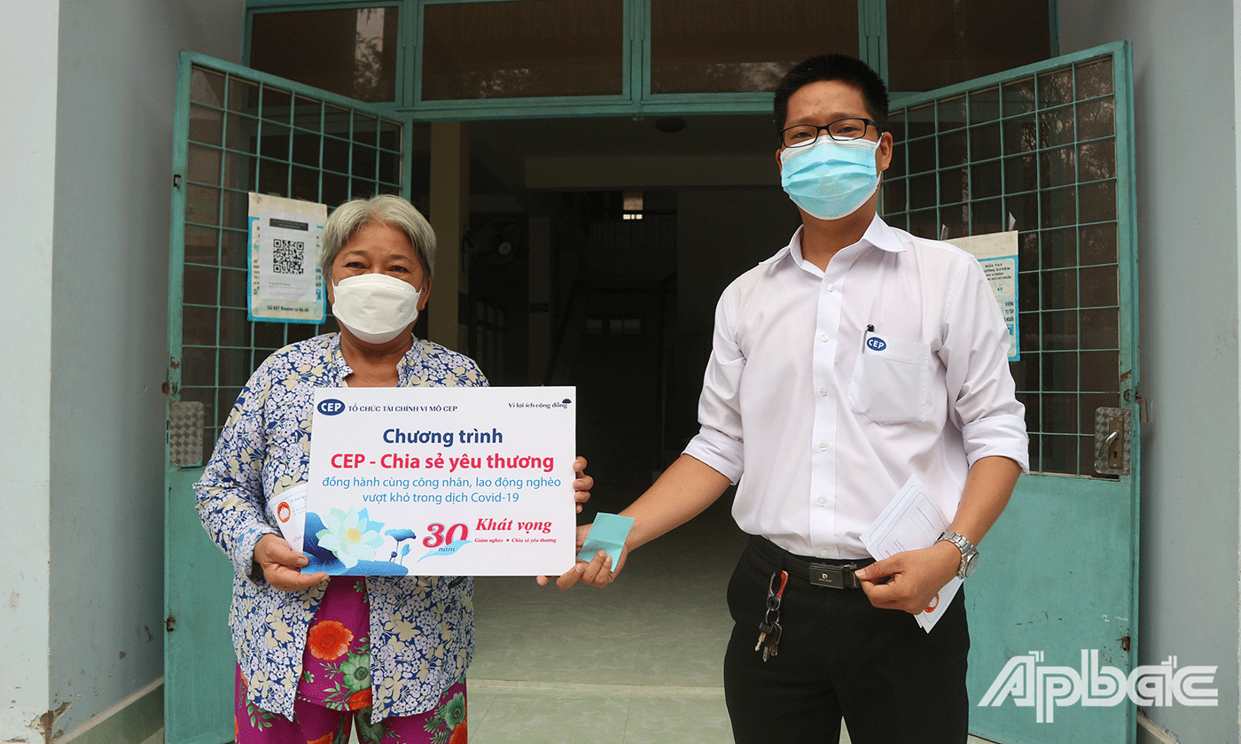 Giám đốc Chi nhánh CEP Mỹ Tho Nguyễn Hải Triều trao quà hỗ trợ khách hàng khó khăn do dịch bệnh Covid-19