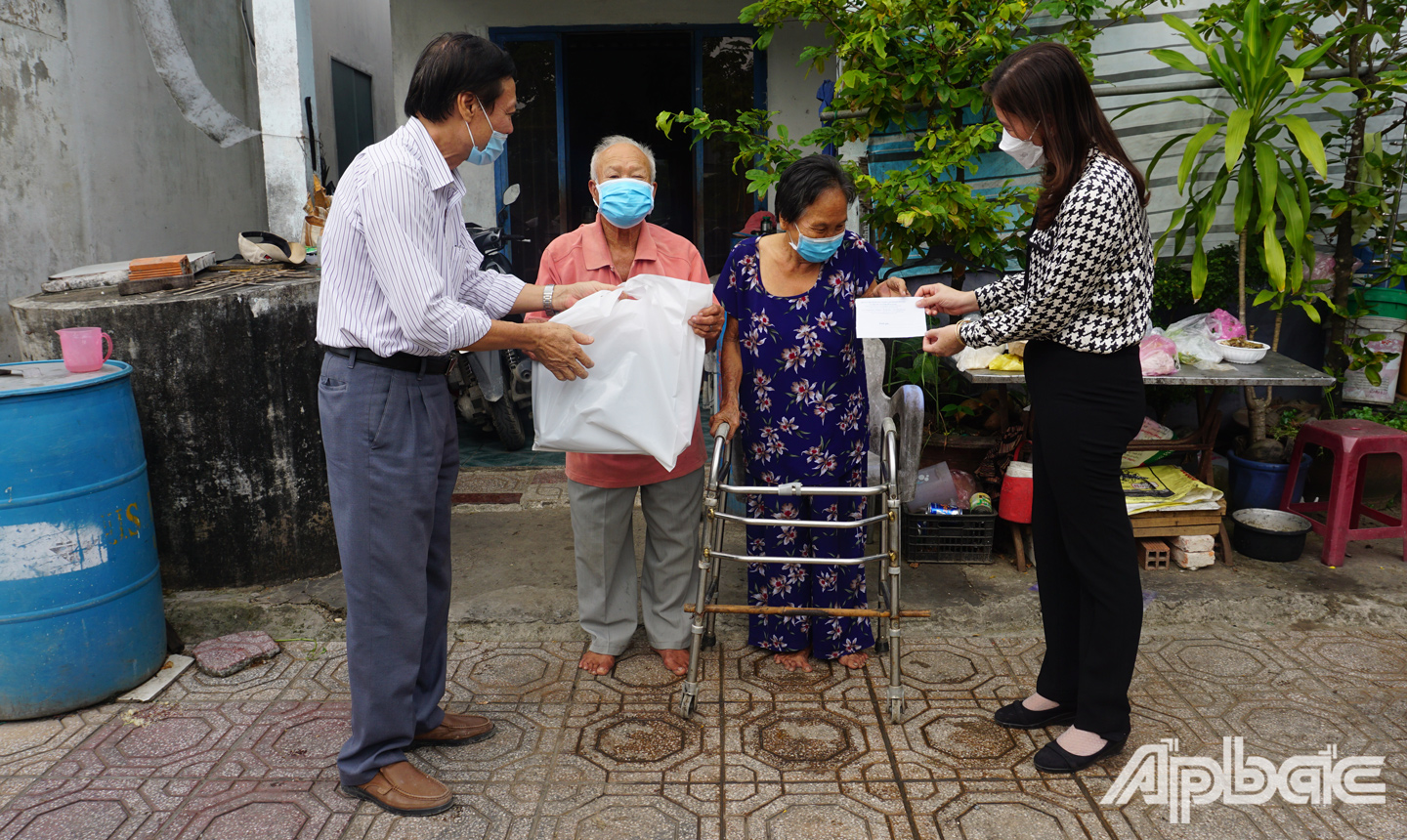 Tặng quà khuyết tật tại Thị trấn Vĩnh Bình, huyện Gò Công Tây
